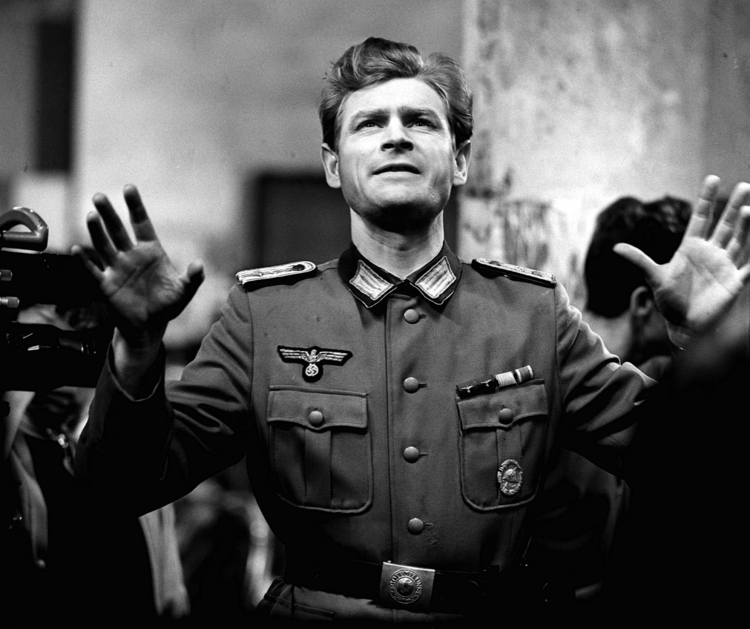 Aktor Stanisław Mikulski podczas realizacji serialu sensacyjnego „Stawka większa niż życie” w reżyserii Janusza Morgensterna i Andrzeja Konica, 1967 r. Fot. PAP/CAF-archiwum