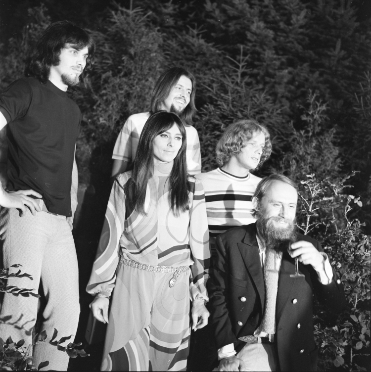 Sopot 1969-08. Międzynarodowy Festiwal Piosenki w Sopocie. Nz: zespół "Breakout" (od lewej) saksofonista Włodzimierz Nahorny, perkusista Józef Hajdasz, wokalista, gitara Tadeusz Nalepa, wokalistka Mira Kubasińska i basista Piotr Nowak. Fot. PAP/Janusz Uklejewski