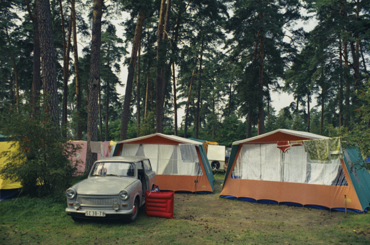 Augustów sierpień1973 r. Wakacyjny wypoczynek. Nz. pole namiotowe, na pierwszym planie auto marki Trabant 601. Fot. PAP/Chris Niedenthal