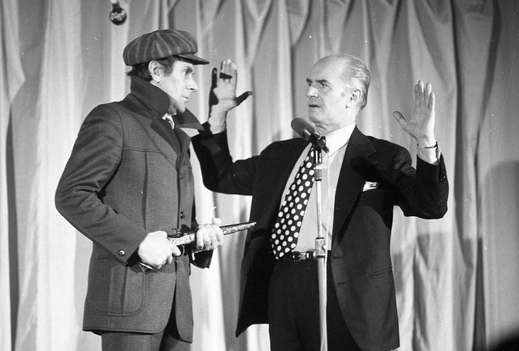 Kabaret Dudek, Wiesław Gołas (L) oraz Edward Dziewoński (P) podczas występu w grudniu 1974 r. Fot. PAP/Witold Rozmysłowicz