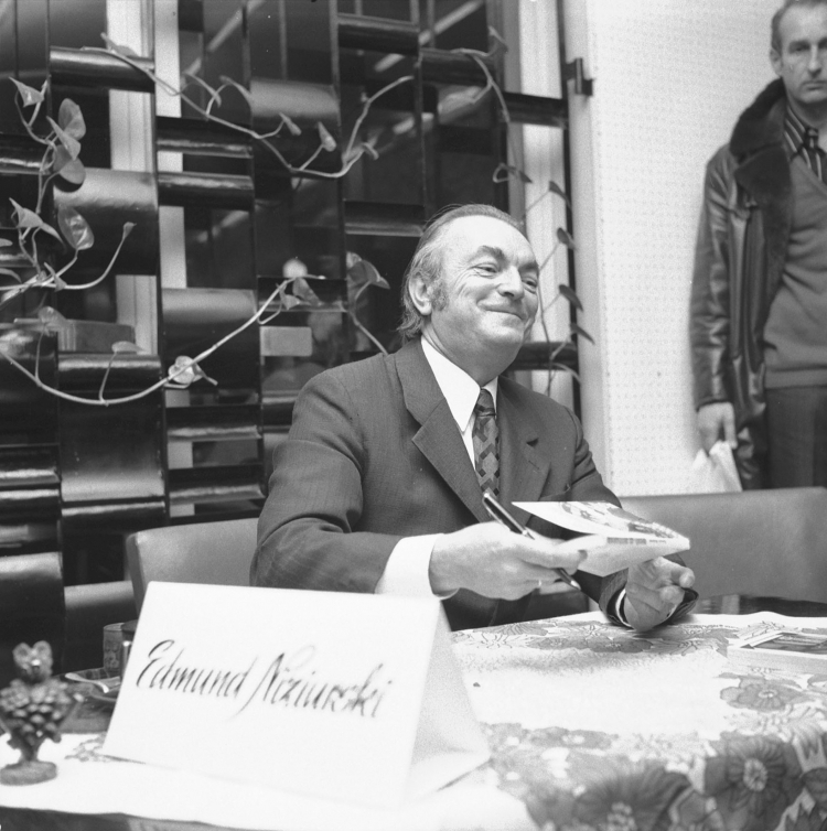 Prozaik, scenarzysta, dramaturg Edmund Niziurski podpisuje swoje książki, 1975 r. Fot. PAP/Andrzej Rybczyński