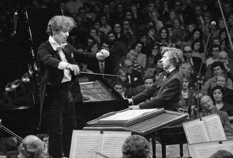 IX Międzynarodowy Konkurs Pianistyczny im. Fryderyka Chopina w Filharmonii Narodowej (7-28.10.1975). Ceremonia zakończenia i koncert laureatów. Na zdjęciu: zwycięzca Krystian Zimerman (Polska) wykonuje I koncert fortepianowy e-moll op. 11 F. Chopina, dyryguje Jerzy Maksymiuk. Fot. PAP/Afa Pixx/Mirosław Stankiewicz