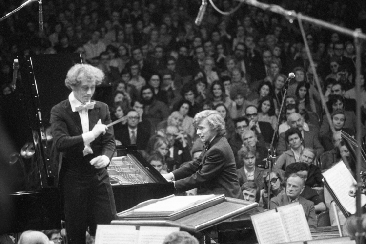 Krystian Zimerman, zwycięzca konkursu chopinowskiego w Warszawie w 1975 r. Za pulpitem dyrygenckim Jerzy Maksymiuk. Fot. PAP/Afa Pixx/Mirosław Stankiewicz
