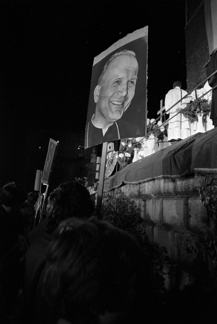 Kraków, 16.10.1978. 16 października 1978 roku polski kardynał Karol Wojtyła został wybrany na papieża i przyjął imię Jan Paweł II. Nz. wieczorem przed katedrą na Wawelu została odprawiona polowa msza dziękczynna. Fot. PAP/Maciej Sochor
