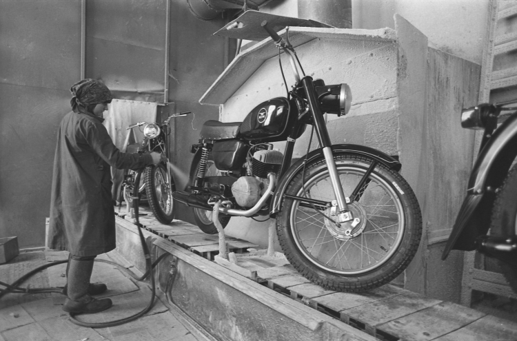 Wytwórnia Sprzętu Komunikacyjnego w Świdniku, motocykl WSK, 1979 r. Fot. PAP/Zbigniew Jaśkiewicz