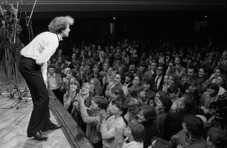 X Międzynarodowy Konkurs Pianistyczny im. Fryderyka Chopina w Filharmonii Narodowej (1-20 października 1980). Na zdjęciu: Ivo Pogorelić (Jugosławia). Fot. PAP/Jan Morek