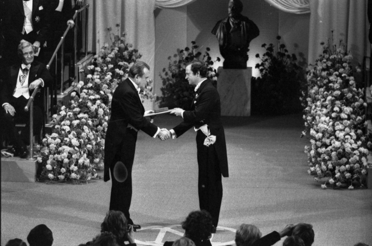 Szwecja, Sztokholm, 10.12.1980. Czesław Miłosz (L) podczas ceremonii wręczenia Nagrody Nobla w dziedzinie literatury. Fot. PAP/CAFJerzy Undro