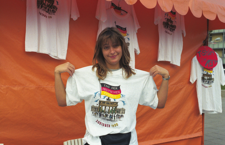 Berlin, 1 października 1990. Zjednoczenie Niemiec. Nz. sprzedaż koszulek okolicznościowych z napisem: „Dzień niemieckiego zjednoczenia 3 października 1990” („Tag der deutschen Einheit 3.Oktober 1990”). Fot. PAP/Janusz Mazur