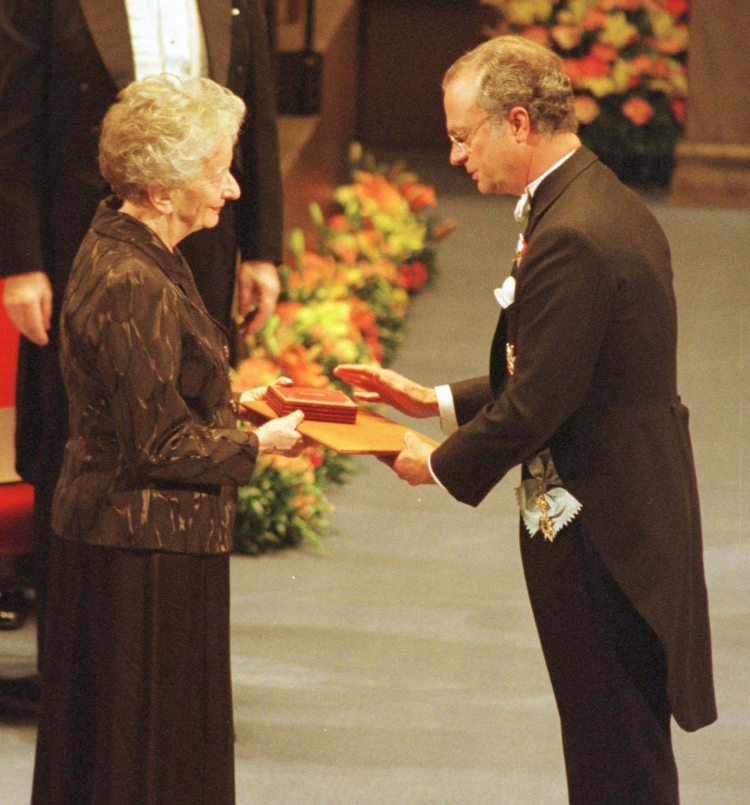 Wisława Szymborska odebrała z rąk króla Karola XVI Gustawa literacką Nagrodę Nobla. Ceremonia odbyła się w Filharmonii Sztokholmskiej, 10 grudnia 1996 r. Fot. PAP/CAF Jacek Bednarczyk