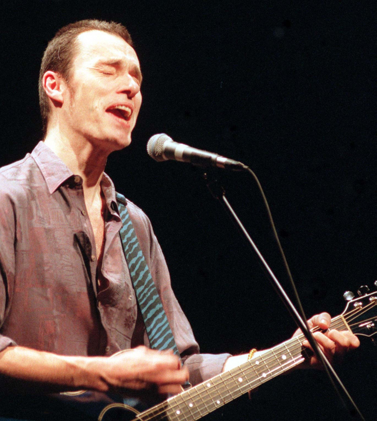 24.01.1998 w warszawskim Teatrze Malym zaśpiewał John Porter. PAP/CAF Radek Pietruszka