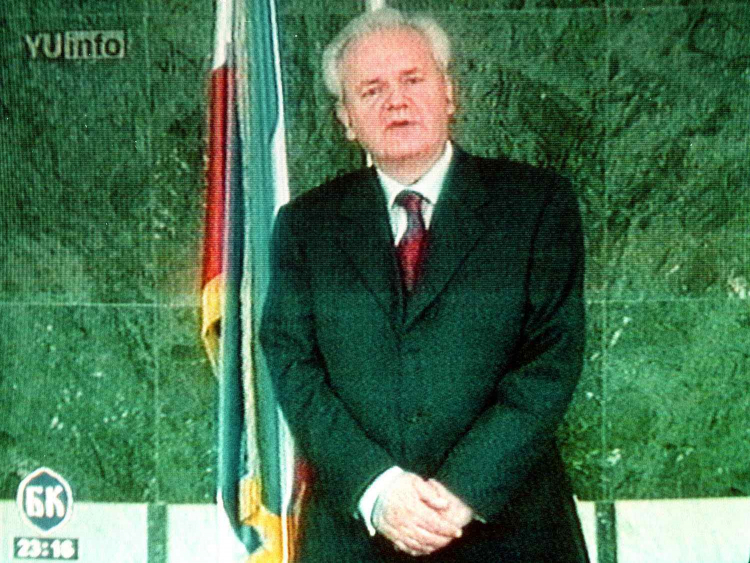 Kadr z telewizji jugosłowiańskiej – 6 października 2000 roku. Przemówienie prezydenta Jugosławii, Slobodana Miloševicia. Milošević pogratulował wybranemu prezydentowi Vojislavowi Koštunicy zwycięstwa w wyborach z 24 września. Podziękował również wyborcom, którzy na niego głosowali, i powiedział, że on oraz jego rodzina zamierzają odpocząć. Fot. PAP/EPA PHOTO CORR/STR