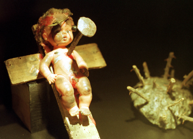 Wystawa pn. „Czarownice, magia, demony”. N/z: ukrzyżowana lalka ma wywołać u noworodka groźne choroby, Wrocław 2000 r. Fot. PAP Adam Hawałej