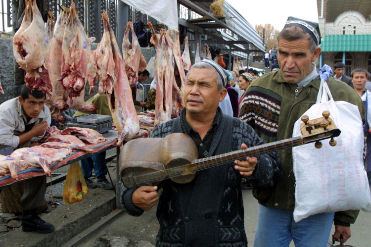 Tradycyjny bazar w Uzbekistanie. Fot. PAP/EPA/Sergei Supinsky