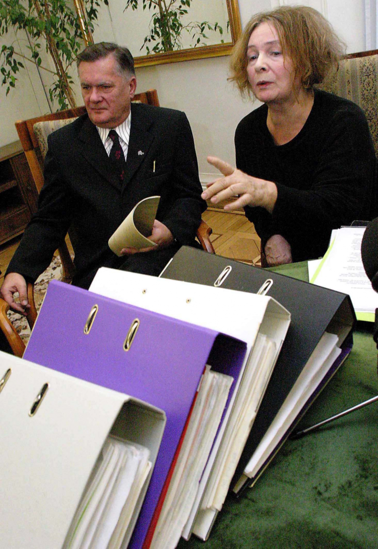 Warszawa, 21.11.2003 r. Maria Szyszkowska, senator SLD (P) złożyła na ręce wicemarszałka Senatu Ryszarda Jarzębowskiego (L) projekt ustawy o rejestrowanych związkach partnerskich. Fot. PAP/Paweł Kula