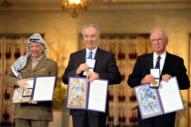 Zdjęcie z 1994 roku – laureaci Pokojowej Nagrody Nobla: prezydent Palestyny Jaser Arafat, izraelski minister spraw zagranicznych Szimon Peres (C) oraz izraelski premier Icchak Rabin (R). PAP/EPA/Biuro Prasowe Rządu Izraela
