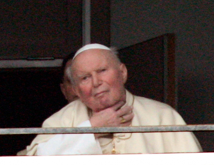 Rzym, 27.02.2005. Papież Jan Paweł II po modlitwie Anioł Pański w oknie swojego pokoju w rzymskiej klinice Gemelli. Fot. PAP/EPA/ETTORE FERRARI