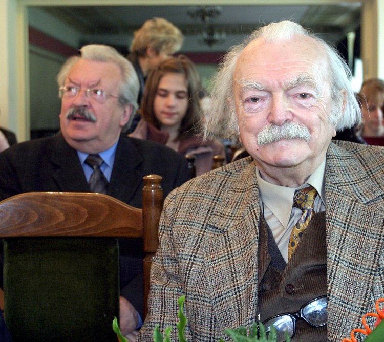 Edmund Nizurski (P) i brat pisarza Mirosław Nizurski, 2005 r. Fot. PAP/Piotr Polak
