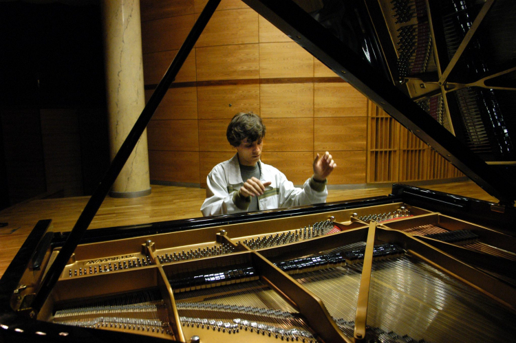 Rafał Blechacz, przedstawiciel polskiej ekipy na XV Międzynarodowy Konkurs Pianistyczny im. Fryderyka Chopina, czerwiec 2005 r. Fot. PAP/Andrzej Rybczyński