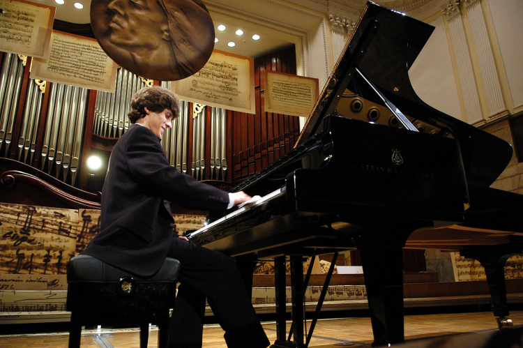 Filharmonia Narodowa. XV Międzynarodowy Konkurs Pianistyczny im. Fryderyka Chopina. Zwycięzca konkursu Rafał Blechacz. Fot. PAP/Andrzej Rybczyński