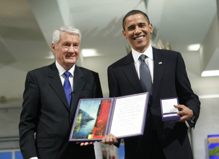 Laureat Pokojowej Nagrody Nobla, Barack Obama, z medalem i dyplomem, na zdjęciu z przewodniczącym Norweskiego Komitetu Noblowskiego Thorbjørnem Jaglandem (L) w sali w Oslo 10 grudnia 2009 r. Fot. PAP/EPA/SIGURDSSON BJØRN