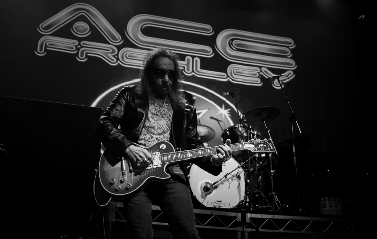 Były członek zespołu KISS, Ace Frehley, wystąpił podczas pierwszego koncertu swojej australijskiej trasy w Metropolis w Fremantle, 1 lutego 2010 roku. Frehley, wcześniej znany z czarno-biało-srebrnego makijażu Spacemana, kiedy był w KISS, wystąpi w Perth, Adelajdzie, Melbourne, Sydney i Brisbane na początku lutego. Fot. PAP/EPA/TONY MCDONOUGH
