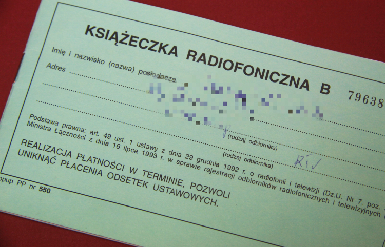 Książeczka radiofoniczna opłat abonamentowych za radio i TV. Likwidację tych opłat politycy zapowiadali już wielokrotnie. Fot. PAP/Lech Muszyński