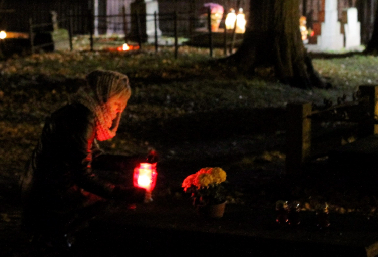 Znicze na grobach na cmentarzu św. Jakuba, w dniu Wszystkich Świętych. Fot. PAP/Tomasz Waszczuk