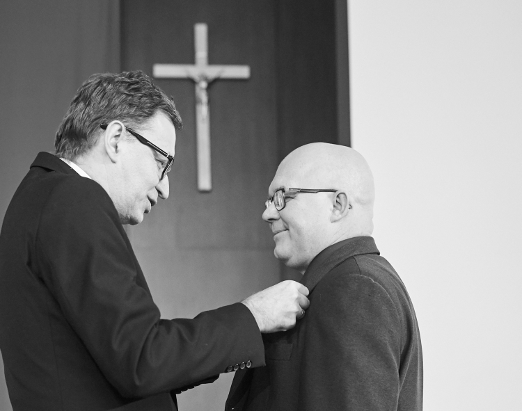 Andrzej Kołakowski (po prawej) otrzymuje z rąk prezesa IPN Jarosława Szarka Krzyż Wolności i Solidarności, 15 grudnia 2017 r. Fot. PAP/Dominik Kulaszewicz