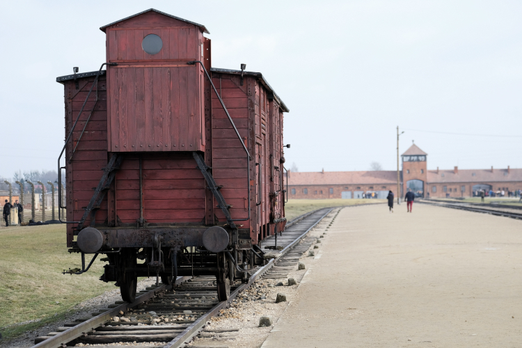 Wagon na rampie przed dawnym obozem Auschwitz-Birkenau. Fot. PAP/Andrzej Grygiel