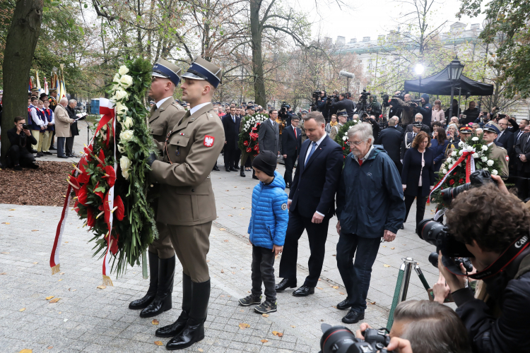 Feliks Korfanty i prezydent Andrzej Duda podczas odsłonięcia pomnika Wojciecha Korfantego w Warszawie. Fot. PAP/Tomasz Gzell