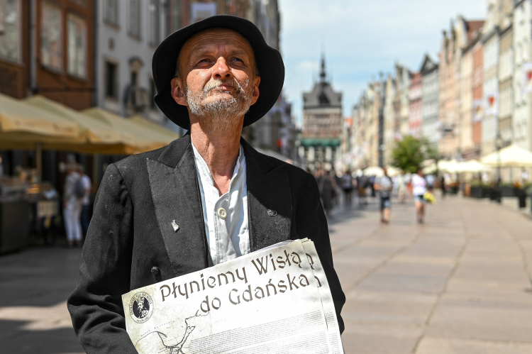 Organizator flisu Jarosław Kałuża podczas finału XV Królewskiego Flisu na Wiśle w Gdańsku. Fot. PAP/Jan Dzban