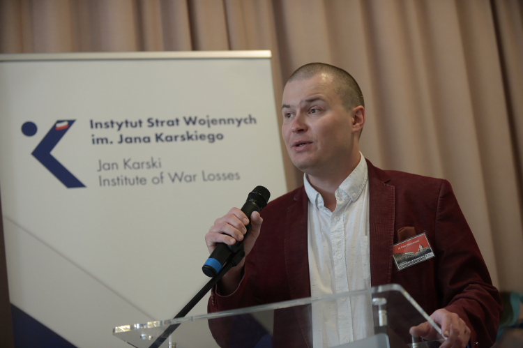 Dr Piotr Olechowski podczas obrad międzynarodowej konferencji naukowej Instytutu Strat Wojennych im. Jana Karskiego pt. "Przed 17 września 1939 r. Stan posiadania Rzeczypospolitej Polskiej na obszarze anektowanym przez ZSRR". Fot. PAP/Marcin Obara