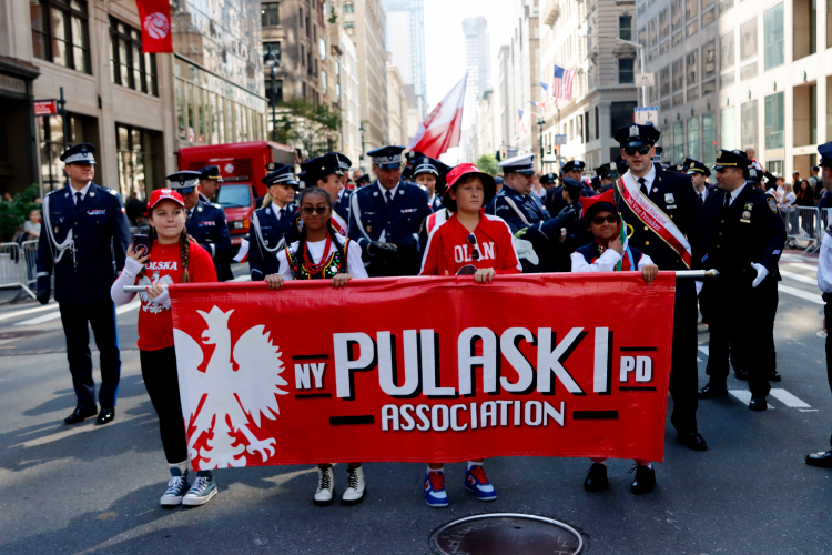Paradę Pułaskiego w Nowym Jorku, jedną z największych imprez polonijnych w USA z okazji amerykańskiego Dnia Pamięci o Pułaskim, 1 bm. (mr) PAP/Marcin Cholewiński