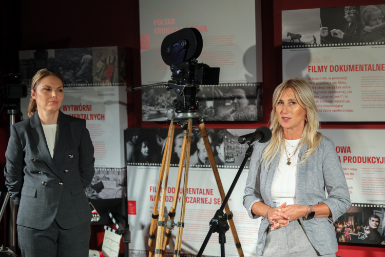 Agnieszka Będkowska (P) i zastępca dyrektora ds. inwestycji w WFDiF Joanna Skierska (L), 2023 r. Fot. PAP/Paweł Supernak