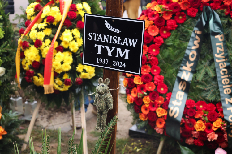 Uroczystości pogrzebowe aktora, satyryka, scenarzysty i reżysera Stanisława Tyma na Cmentarzu Wojskowym na warszawskich Powązkach. Fot. PAP/Albert Zawada