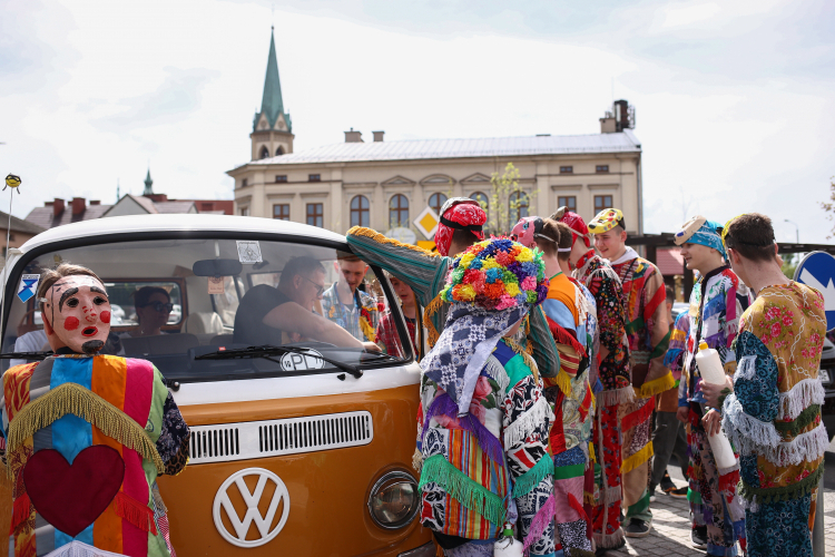 Wilamowice - Śmiergust, czyli tradycja polewania wodą w Poniedziałek Wielkanocny panien na wydaniu przez przebranych w obrzędowe stroje "Śmierguśników". Fot. PAP/Jarek Praszkiewicz