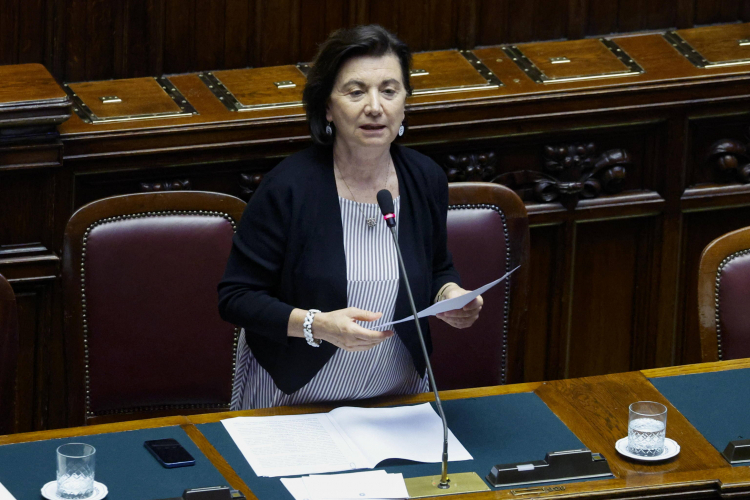 Eugenia Roccella w Izbie Deputowanych w Rzymie, Włochy, 16 lipca 2025 r. EPA/FABIO FRUSTACI Strona: PAP/EPA