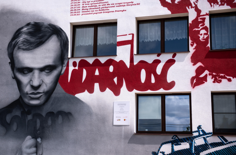 Mural poświęcony ks. Jerzemu Popiełuszce na budynku szkoły w Suchowoli. Fot. PAP/Michał Zieliński