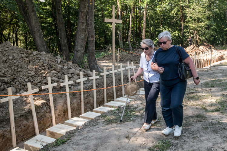 Pogrzeb ekshumowanych szczątków polskich ofiar zbrodni wołyńskiej na terenie dawnej wsi Puźniki w dzisiejszym obwodzie tarnopolskim na zachodzie Ukrainy, 6 września 2025 r. W nocy z 12 na 13 lutego 1945 r. ukraińscy nacjonaliści wymordowali w Puźnikach – według różnych źródeł – od 50 do 120 Polaków. Podczas trwających od 23 kwietnia do 10 maja br. ekshumacji znaleziono szczątki co najmniej 42 osób – kobiet, mężczyzn i dzieci. Fot. PAP/Vladyslav Musiienko
