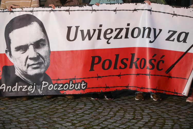 Akcja solidarnościowa z więzionym przez reżim Łukaszenki dziennikarzem i działaczem Związku Polaków na Białorusi Andrzejem Poczobutem. Fot. PAP/Artur Reszko