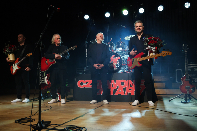 Członkowie zespołu Czerwone Gitary, od lewej: Marcin Niewęgłowski, Mieczysław Wądołowski, Jerzy Skrzypczyk i Arkadiusz Wiśniewski odebrali medale „Zasłużony Kulturze Gloria Artis” po koncercie w ramach jubileuszowej trasy "Diamentowe 60-lecie". Fot. PAP/Marian Zubrzycki