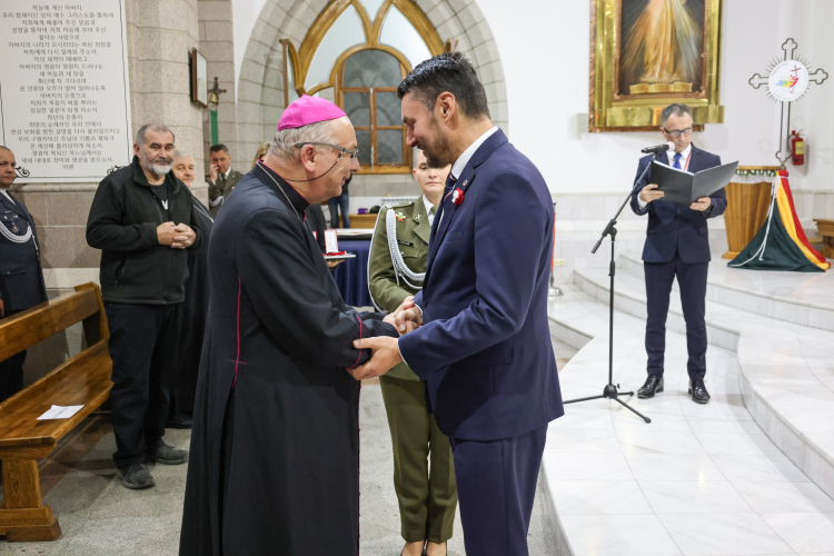 Szef Urzędu do Spraw Kombatantów i Osób Represjonowanych Lech Parell (C-P) wręczył medal Pro Patria administratorowi apostolskiemu Uzbekistanu ks. bp. Jerzemu Maculewiczowi (C-L) podczas uroczystości w polskim kościele w Taszkencie. Fot. PAP/Albert Zawada