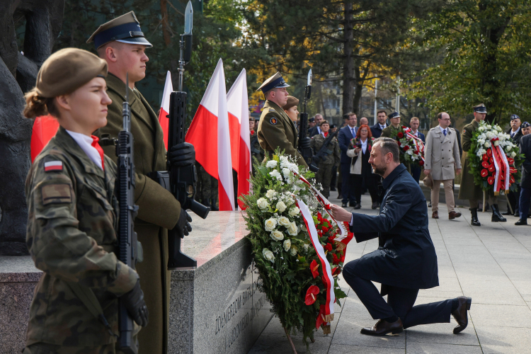 Wicepremier, minister obrony narodowej Władysław Kosiniak-Kamysz przed Pomnikiem Żołnierzy Batalionów Chłopskich w Warszawie. Fot. PAP/Paweł Supernak