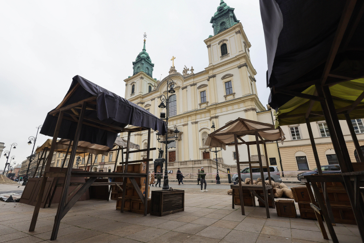 Prace na planie filmowym na Krakowskim Przedmieściu w Warszawie, gdzie powstają zdjęcia do nowej wersji "Lalki". Fot. PAP/Szymon Pulcyn
