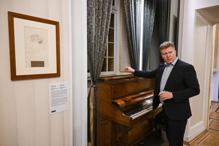 Kustosz Muzeum Fryderyka Chopina w Warszawie Seweryn Kuter podczas oprowadzania po muzeum, 13 bm. W stolicy trwa XIX Międzynarodowy Konkurs Pianistyczny im. Fryderyka Chopina. Fot. PAP/Radek Pietruszka