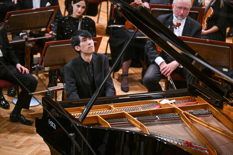 Eric Lu z USA w finale konkursu chopinowskiego 18 października 2025. Fot. PAP/Radek Pietruszka