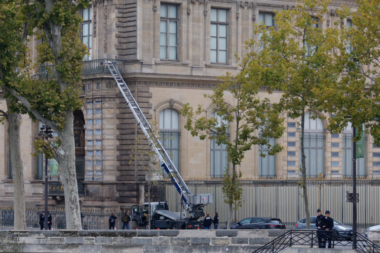 Policja przed wejściem do Luwru po kradzieży do której doszło 19 października 2025. Fot. PAP/EPA/Mohammed Badra