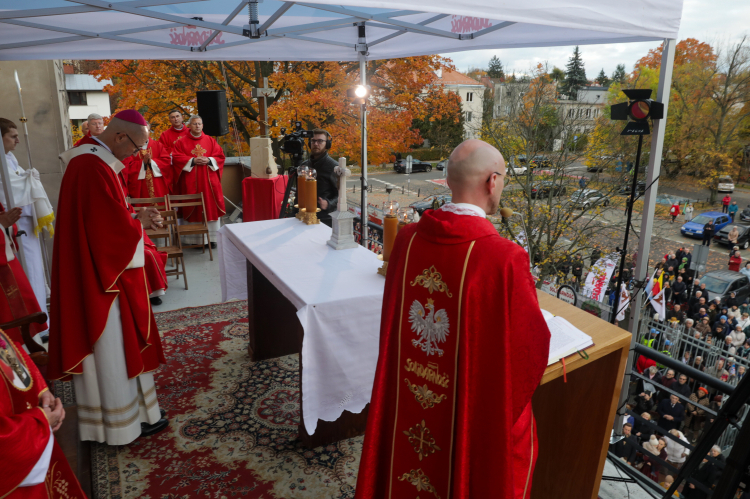 Abp Adrian Galbas podczas uroczystości z okazji 41. rocznicy zabójstwa ks. Jerzego Popiełuszki. Fot. PAP/Tomasz Gzell