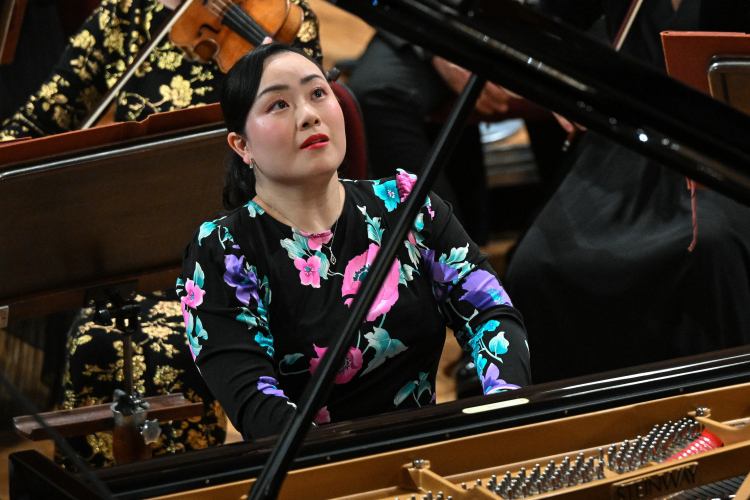 Reprezentantka Japonii Shiori Kuwahara w finale XIX konkursu chopinowskiego. Fot. PAP/Radek Pietruszka