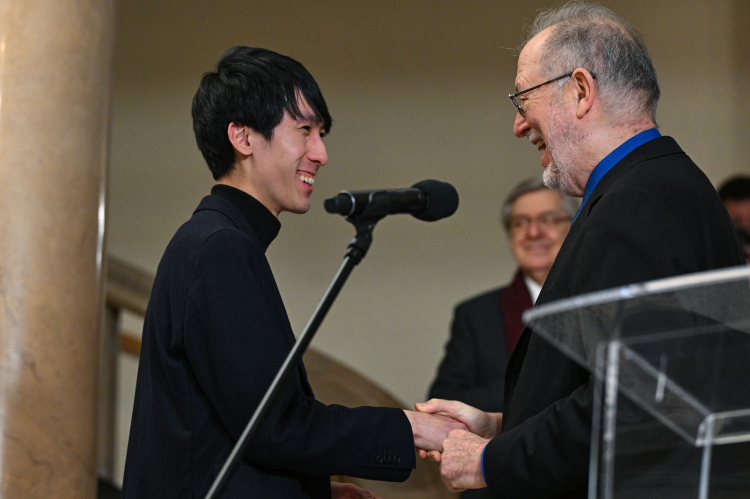 Zwycięzca XIX konkursu chopinowskiego Eric Lu z USA oraz przewodniczący jury Garrick Ohlsson podczas ogłoszenia wyników. Fot. PAP/Radek Pietruszka